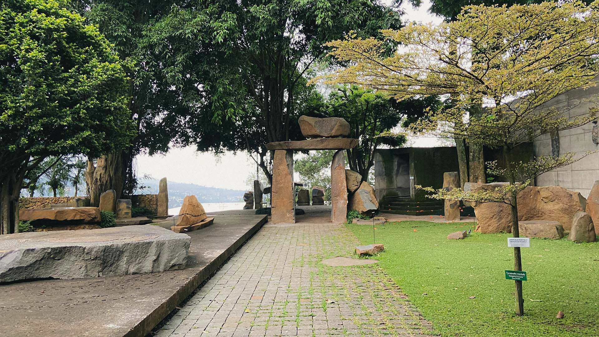 Ada banyak tempat healing di Bandung, mulai dari wisata alam sampai galeri seni.